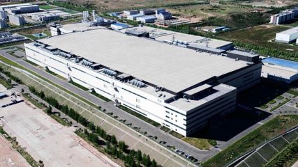 澎湃问政】_中国5G折叠屏手机来了!带你了解柔性屏厂房建造大._权威 .